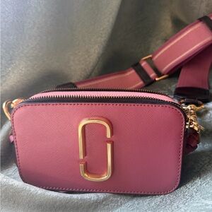 MARC JACOBS
Saffiano Small Snapshot Camera Bag Pink Multicolor